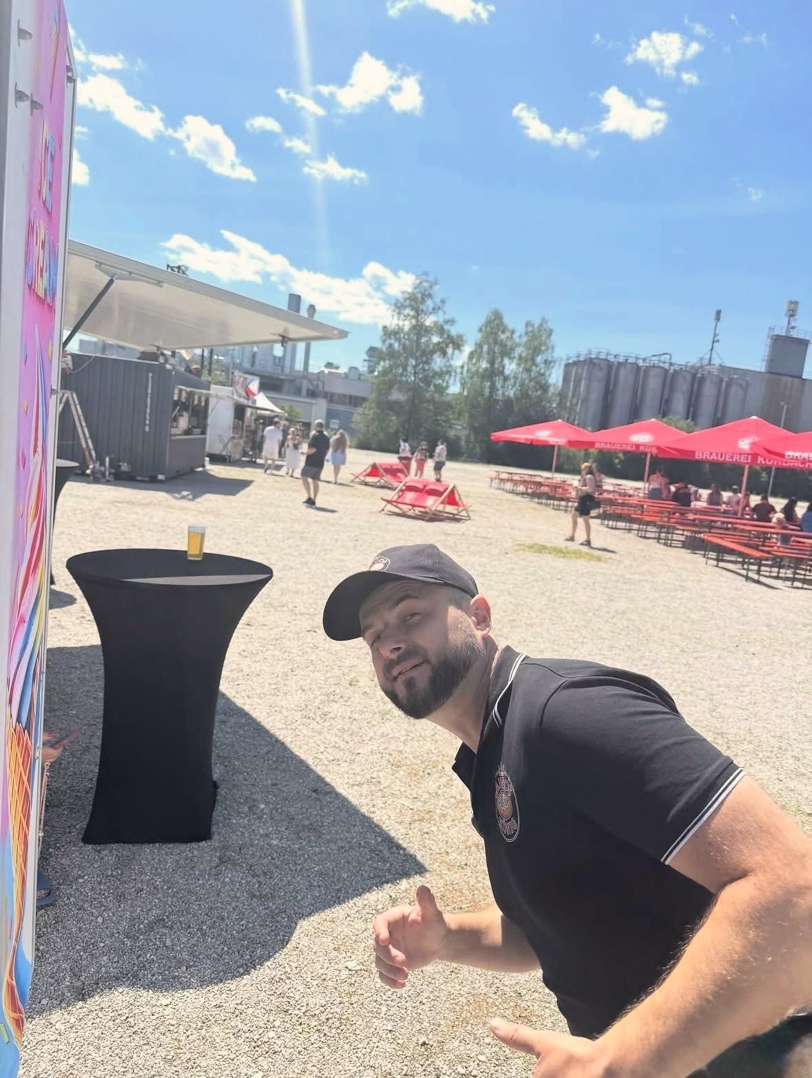 Street Food Festival Wasserburg am Inn: Mondy zeigt neben seinem Wagen den Daumen hoch, dahinter der Festplatz mit Food Trucks und Biertischen